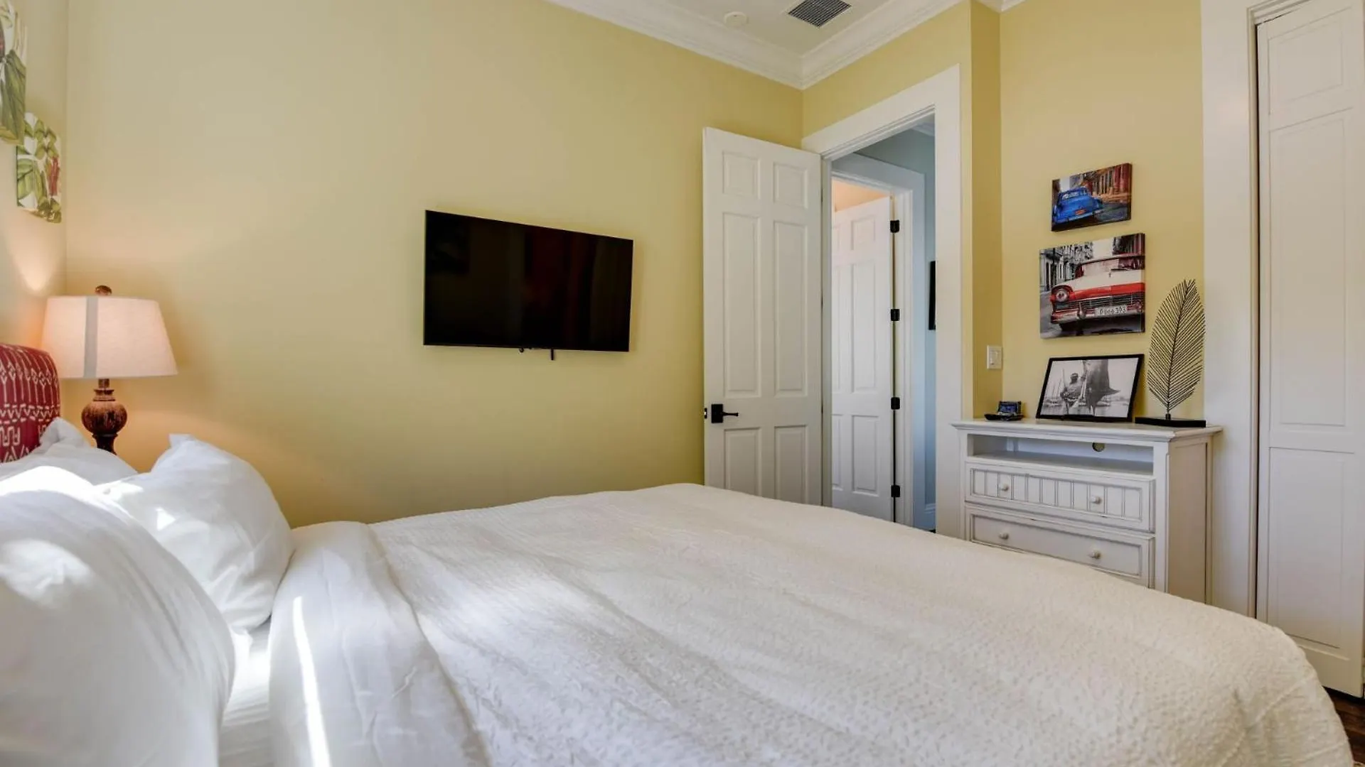Capmar House -Huge Home & Pool Stock Island Holiday home