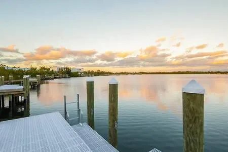Holiday home Capmar House -Huge Home & Pool Stock Island