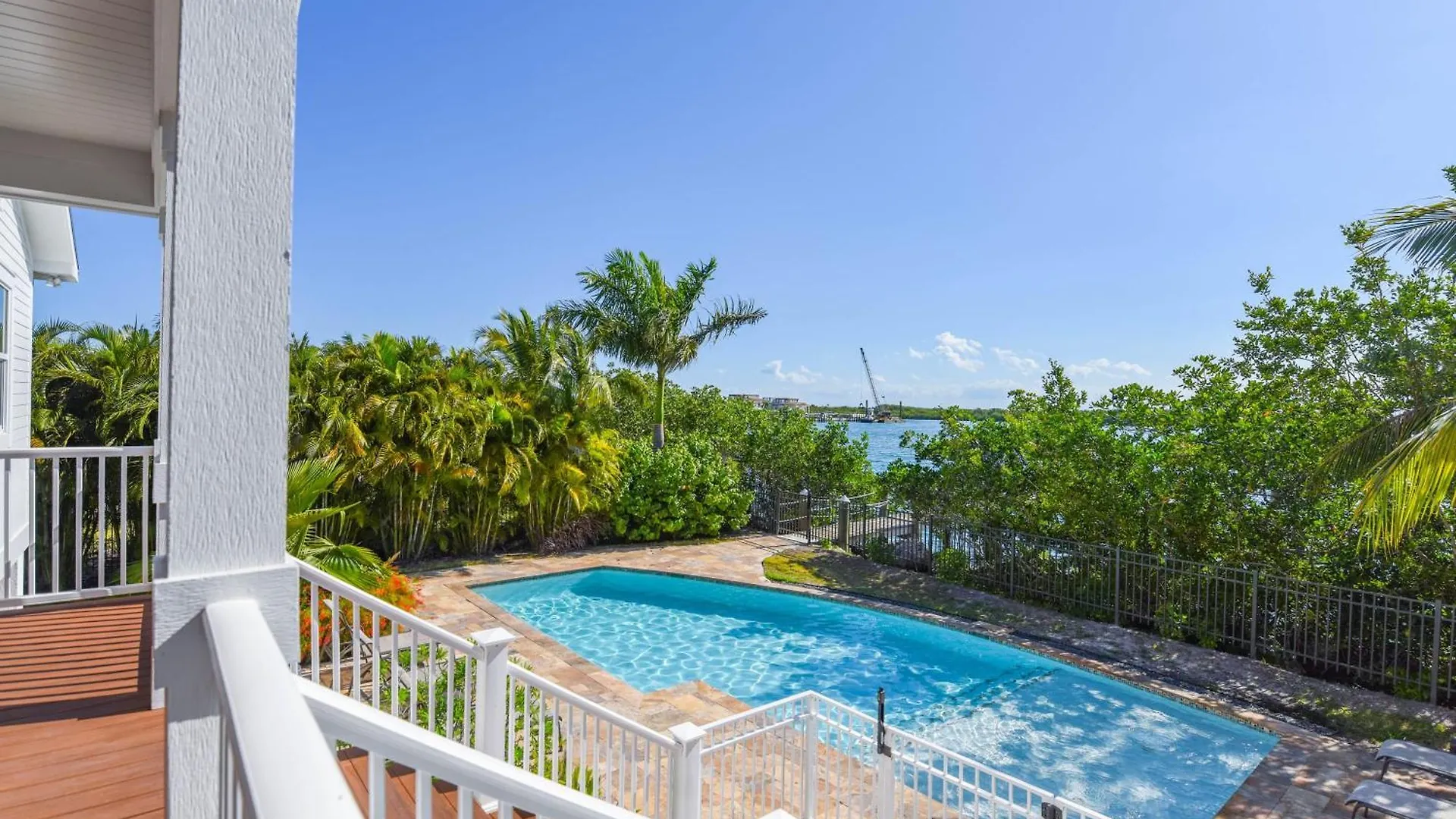Capmar House -Huge Home & Pool Stock Island Holiday home