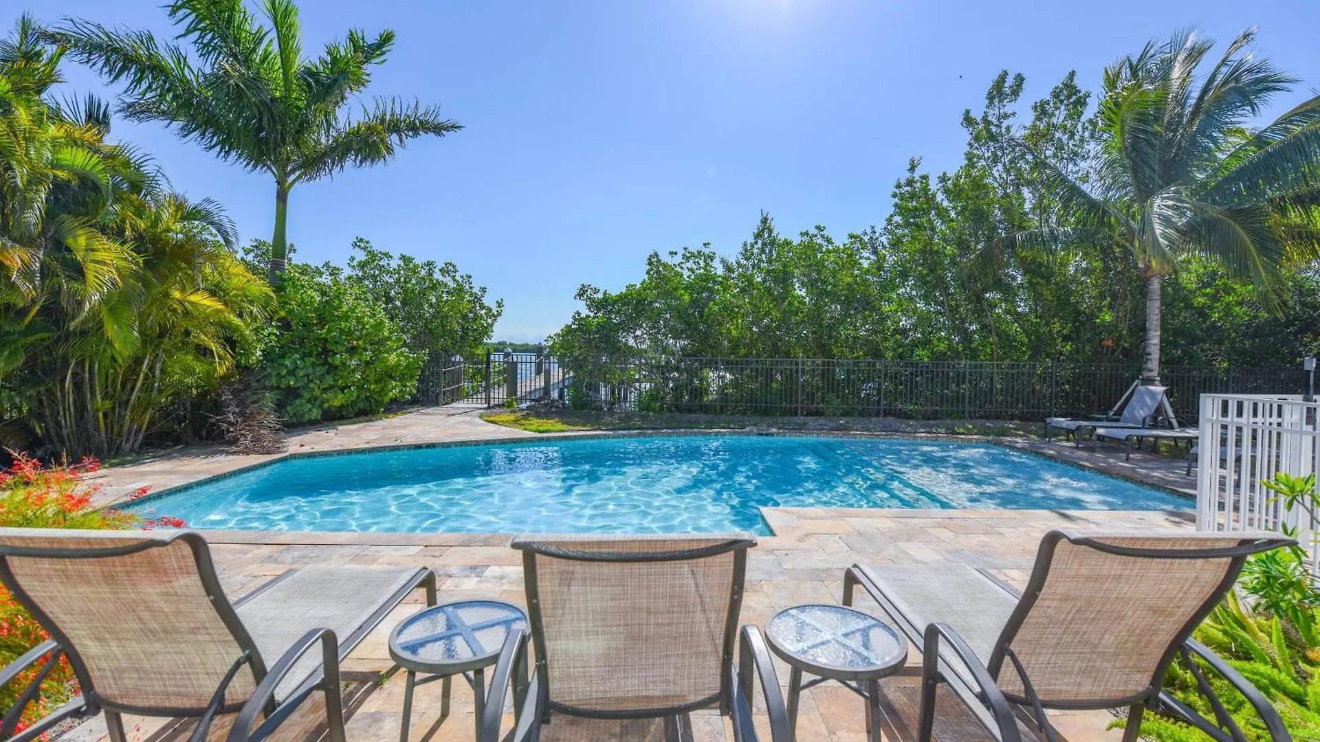 Capmar House -Huge Home & Pool Stock Island Holiday home